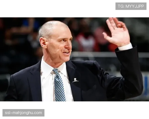 特写:热火队斯波尔斯特拉教练在暂停时绘制复杂ATO(暂停后战术)画面 特写:热火队斯波尔斯特拉教练在暂停时绘制复杂ATO(暂停后战术)画面